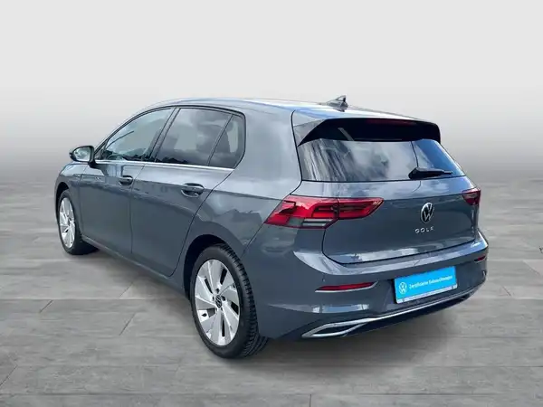 Eine Seitenansicht eines grauen VW Golf.