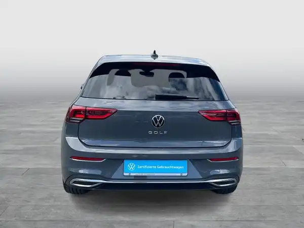Das Bild zeigt einen Volkswagen Golf in grauer Farbe aus der Rückansicht.
