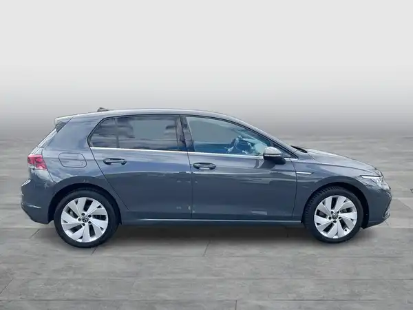 Das Bild zeigt einen grauen VW Golf aus der Seitenansicht.