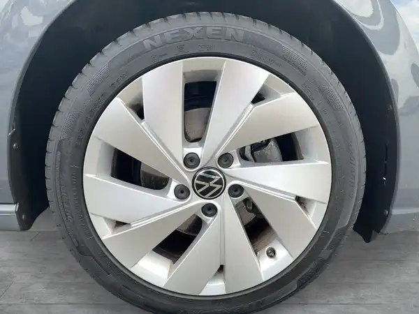 Das Bild zeigt die Felge eines VW Golf von der Seite.