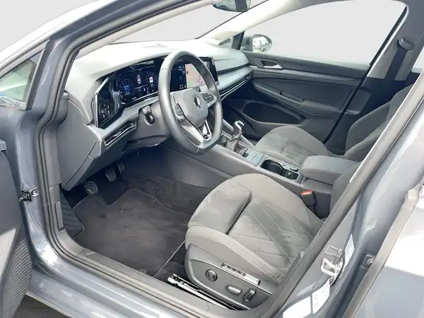 Das Bild zeigt das Innenraum eines VW Golf in dunkelgrau mit einem modernen Dashboard.