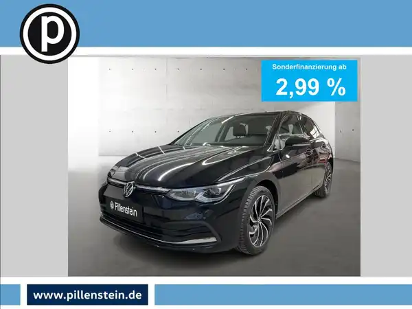 Das Bild zeigt einen schwarzen VW Golf im Vorderansicht, mit einem eingeblendeten Händlerlogo und Text zur Sonderfinanzierung.