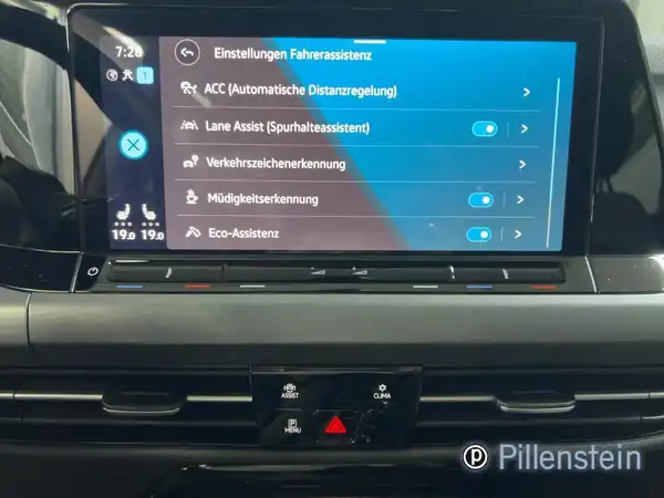 Detailaufnahme des Fahrzeuginnenraums mit einem Bildschirm, der Einstellungen zur Fahrassistenz anzeigt.