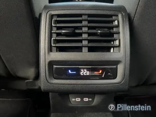 Das Bild zeigt ein Innenaufnahme des Fahrzeugs, speziell das Luftauslass- und Temperatursteuerungselement. Das Interieur ist schwarz.