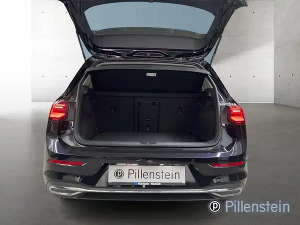 Das Bild zeigt den Kofferraum eines schwarzen VW Golf, aufgenommen von hinten. Es gibt ein Händlerschild von Pillenstein im Bild.