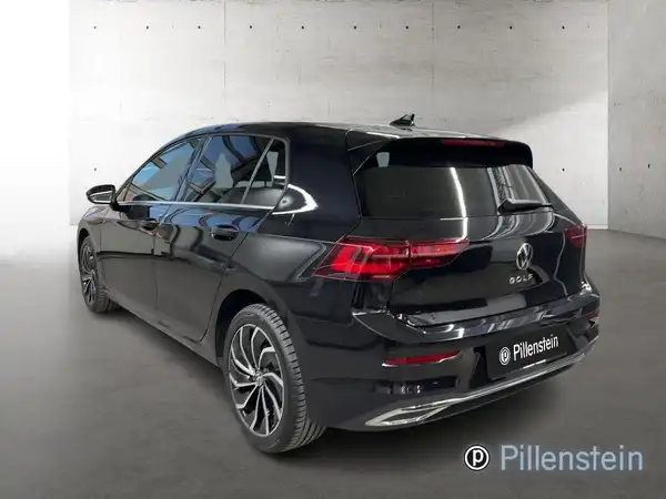 Ein schwarzer VW Golf, von der Seite aufgenommen. Das Bild zeigt das Fahrzeug in einer neutralen Umgebung, mit dem Händlerlogo 'Pillenstein'.