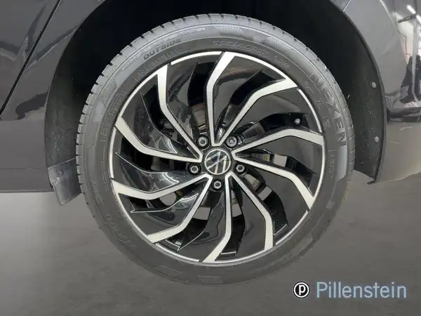 Das Bild zeigt einen schwarzen VW Golf von der Seite, konkret den Reifen und die Felge. Auf dem Bild ist das Händlerlogo von Pillenstein zu erkennen.