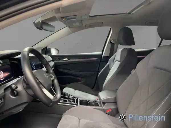 Das Bild zeigt den Innenraum eines VW Golf. Die Sitze sind grau.
