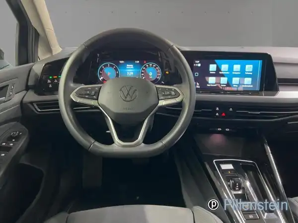 Aufnahme des Innenraums eines VW Golf in dunkelgrau mit Händlerlogo.