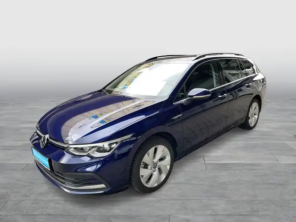 Das Bild zeigt einen VW Golf Variant von der Seite, in blauer Farbe, mit dem Händlerinformationen im unteren Bereich.