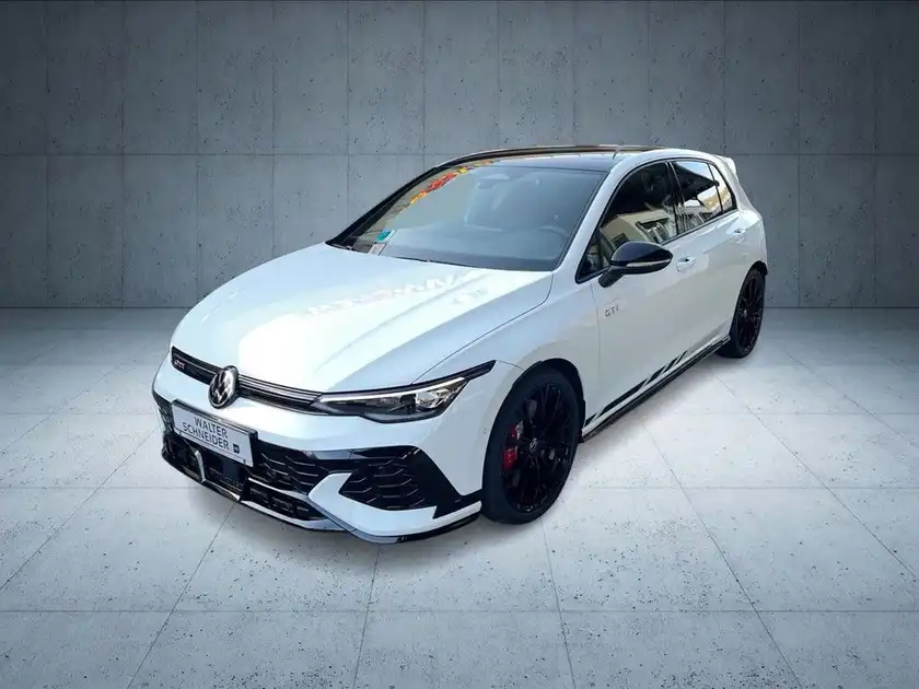 Das Bild zeigt einen weißen VW Golf GTI im Seitenblick.