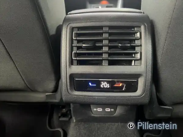 Eine Innenaufnahme des VW Golf Variant zeigt die Klimasteuerung mit anpassbaren Einstellungen in schwarz und einem Händlerlogo.