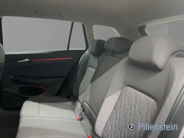 Das Bild zeigt den Innenraum eines VW Golf Variant von hinten, mit grauen Sitzbezügen und roten Akzenten. Das Händlerlogo ist sichtbar.