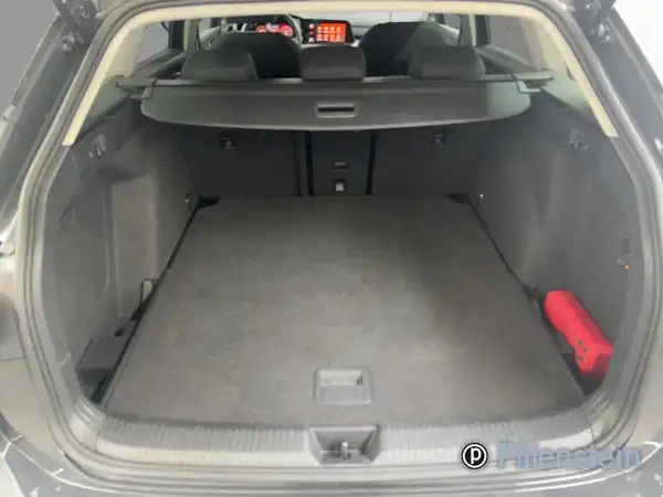 Das Bild zeigt den Innenraum des Kofferraums eines VW Golf Variant, er ist schwarz und hat keine markanten Texteinblendungen.