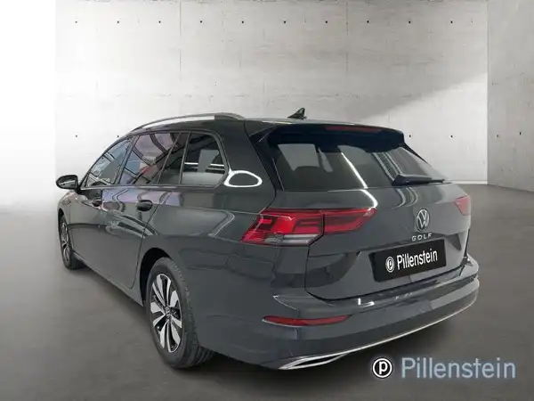 Das Bild zeigt einen VW Golf Variant von hinten in grauer Farbe. Es enthält ein Händlerlogo von Pillenstein.