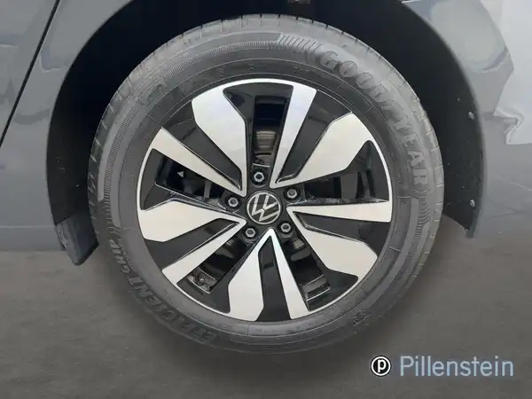 Bild zeigt ein Rad eines VW Golf Variant aus der Seite, mit dem Fahrzeuglogo im Mittelpunkt und dem Händlerlogo von Pillenstein.