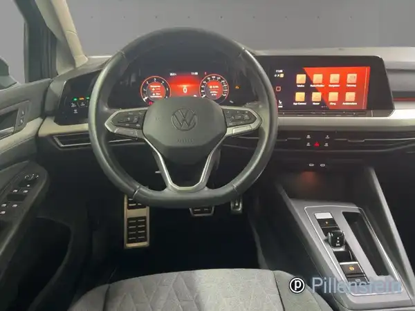 Es handelt sich um eine Innenaufnahme des VW Golf Variant mit schwarzem Interieur und markanten Texteinblendungen.