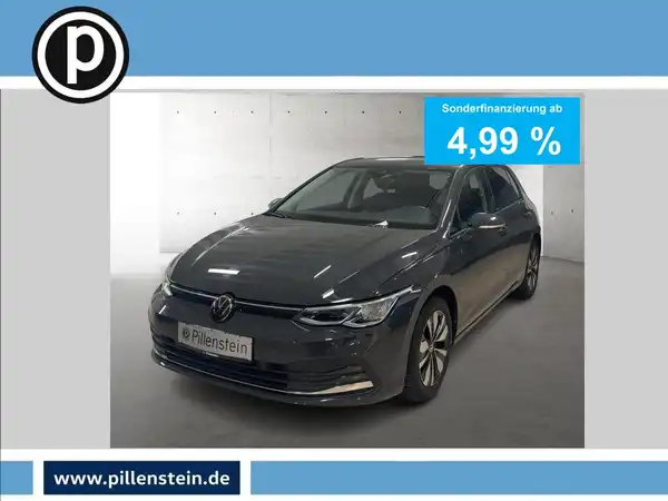 Das Bild zeigt einen grauen VW Golf von vorne. Es enthält das Händlerlogo und markante Texteinblendungen zur Finanzierung.