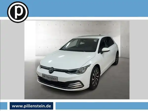 Das Bild zeigt einen weißen VW Golf aus der Frontansicht. Es enthält das Händlerlogo und markante Texteinblendungen zur Werbung.