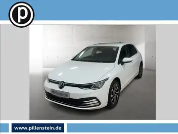 Das Bild zeigt einen weißen VW Golf aus der Frontansicht. Es enthält das Händlerlogo und markante Texteinblendungen zur Werbung.