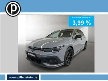 Das Bild zeigt einen weißen VW Golf GTI von vorne, aufgenommen in einem Studio-Hintergrund. Es enthält eine Werbeanzeige mit dem Text "Sonderfinanzierung ab 3,99 %" und das Händlerlogo von Pillenstein.