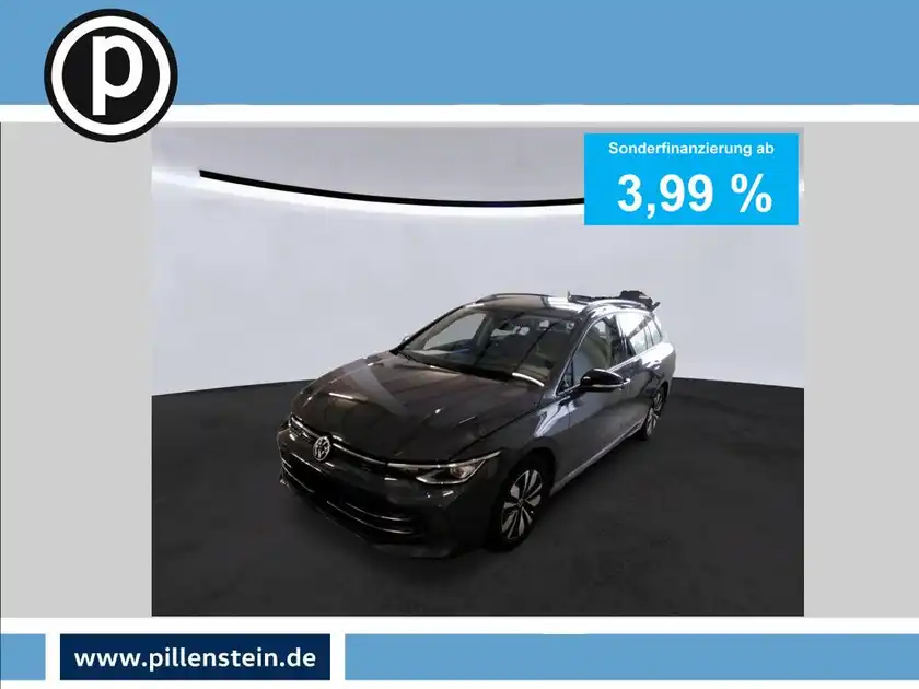 Das Bild zeigt einen schwarzen VW Golf Variant von vorne. Es handelt sich um eine Anzeige mit Informationen zur Sonderfinanzierung.