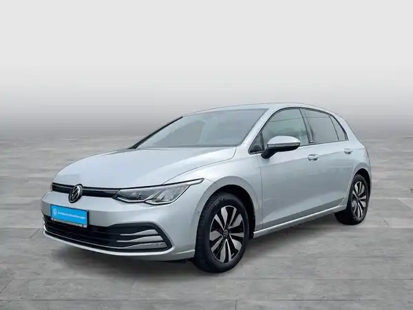 Das Bild zeigt einen silbernen Volkswagen Golf, aufgenommen von der Seite.