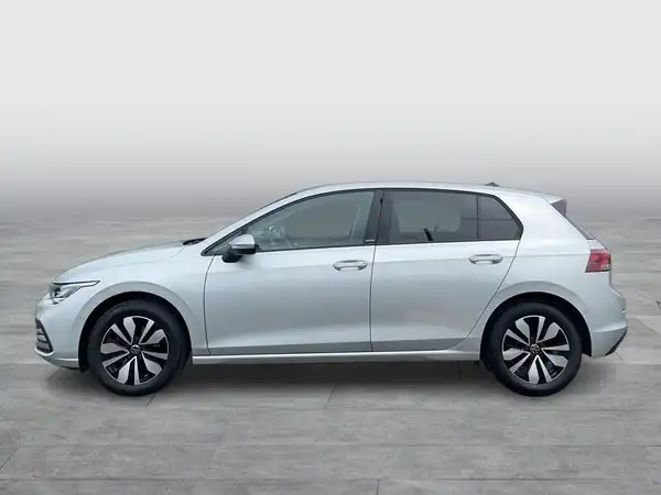 Das Bild zeigt einen silbernen VW Golf, aufgenommen von der Seite.