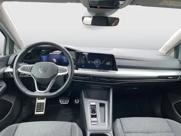 Innenaufnahme eines VW Golf mit grauem Interieur.