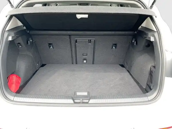 Das Bild zeigt den Kofferraum eines VW Golf in Schwarz.