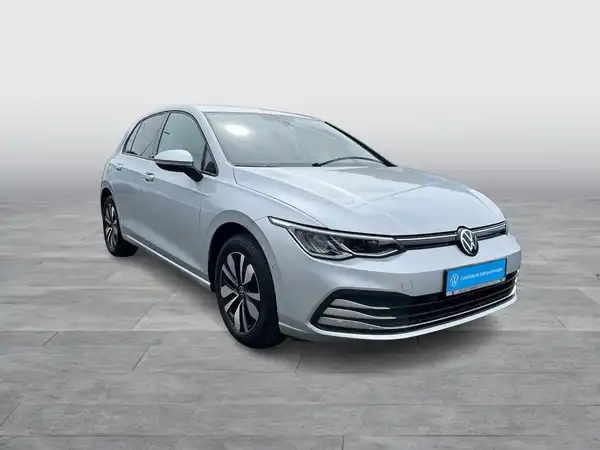 Das Bild zeigt einen silbernen VW Golf in seitlicher Ansicht. Es sind Texteinblendungen auf dem Fahrzeug zu sehen.
