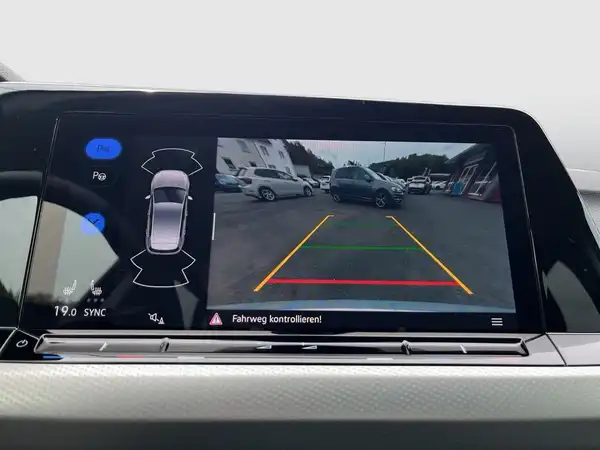 Das Bild zeigt das Display des Fahrzeugs mit einer Rückfahrkameraansicht. Der Innenraum ist in schwarzer Farbe.