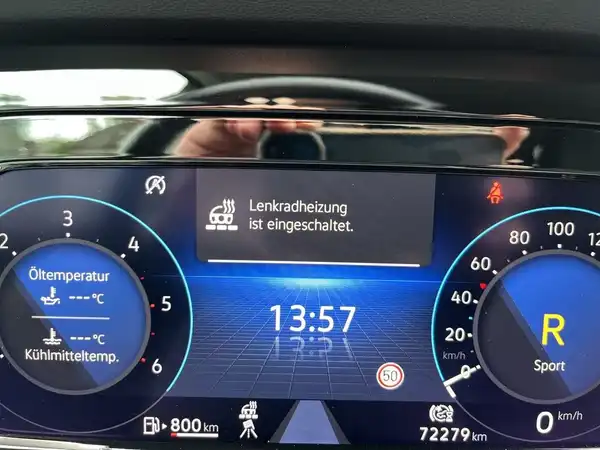 Das Bild zeigt das Innenraumdisplay eines VW Golf mit der Anzeige der Lenkradheizung und anderen Fahrzeugdaten.