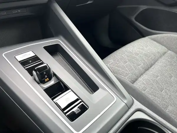Innenaufnahme des Fahrzeugs mit grauem Interieur.
