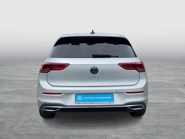 Das Bild zeigt einen silbernen VW Golf von hinten aufgenommen.