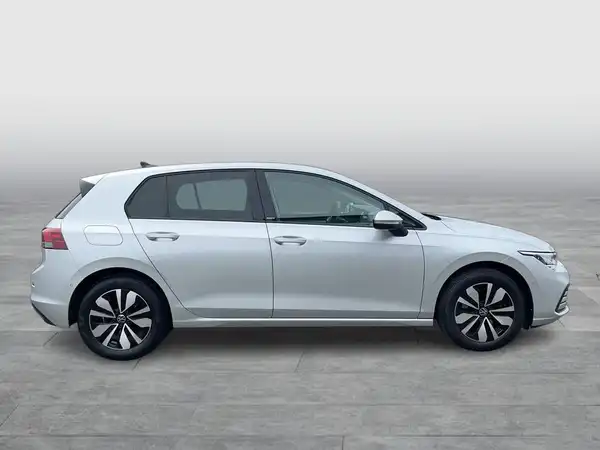 Das Bild zeigt einen VW Golf in Silber von der Seite.