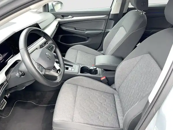 Das Bild zeigt den Innenraum eines VW Golf in grauer Innenausstattung.