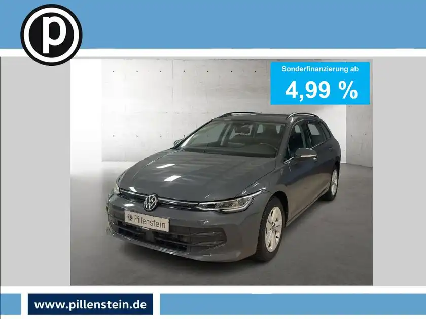 Innenaufnahme des Fahrzeugs, das Interieur ist in Schwarz gehalten. Es sind markante Texteinblendungen mit Finanzierungsdetails zu sehen.