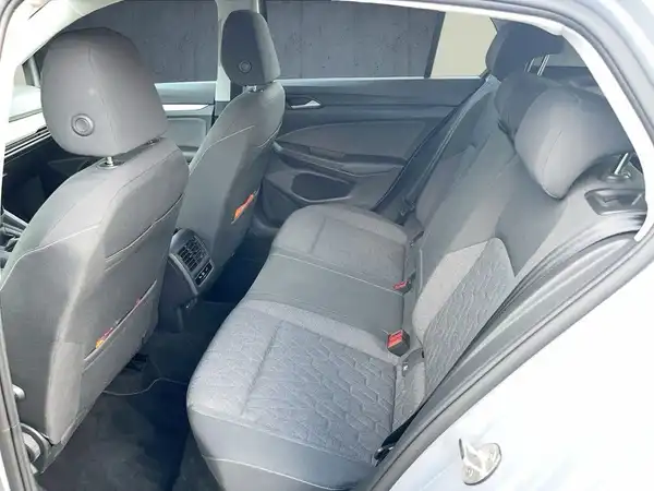 Das Bild zeigt den Innenraum eines Fahrzeugs von der Rücksitzeansicht mit grauem, stoffbezogenem Interieur.