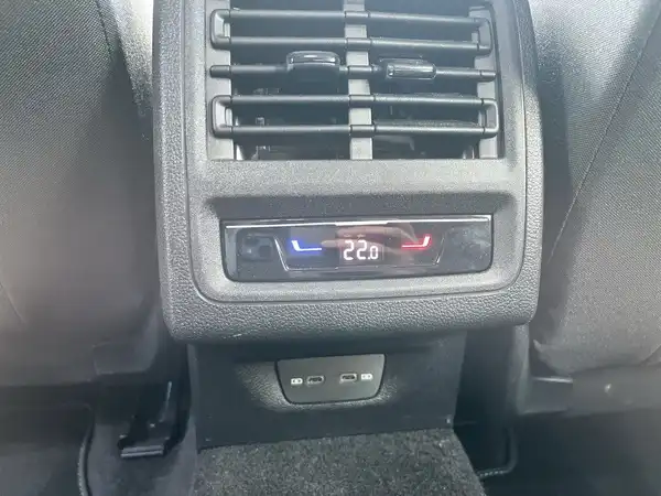 Das Bild zeigt den Innenraum des Fahrzeugs, konkret das Bedienelement der Klimaanlage.