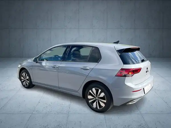 Das Bild zeigt einen silbernen VW Golf von der Seite, auf einem neutralen Hintergrund.