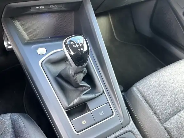 Innenaufnahme eines VW GOLF mit grauem Interieur und Schaltknüppel.