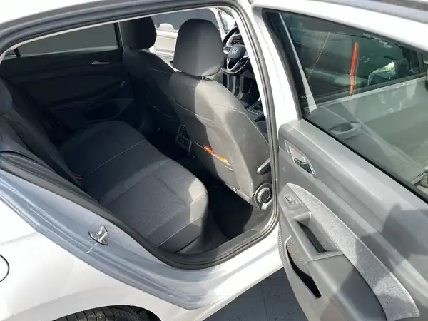 Das Bild zeigt den Innenraum eines Fahrzeugs, Aufnahmewinkel ist von der Rückseite. Das Fahrzeug hat eine silberne Außenfarbe und die Innenausstattung ist grau.