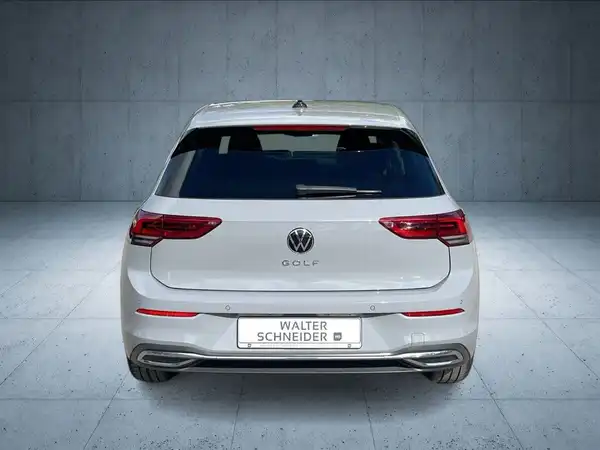 Das Bild zeigt einen weißen Volkswagen Golf von hinten. Das Foto enthält das Händlerlogo 'WALTER SCHNEIDER D'. Es handelt sich um ein Fahrzeugbild.