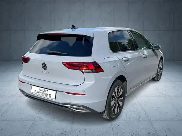 Ein Bild eines weißen VW Golf von hinten, mit Händlerinformationen.