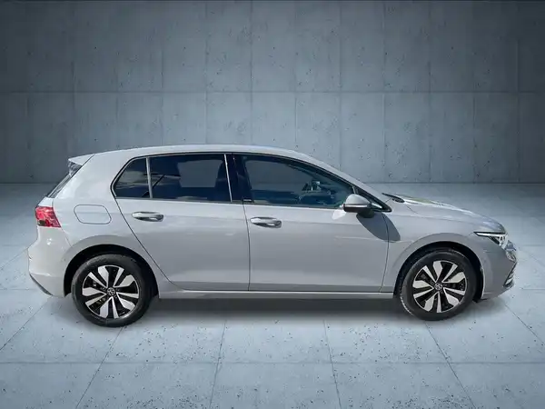 Seitenansicht eines silbernen VW Golf auf einem neutralen Hintergrund.