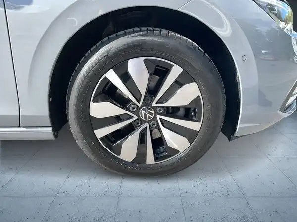 Seitenansicht eines silbernen VW Golf, auf dem Fokus auf die Felge gerichtet ist.