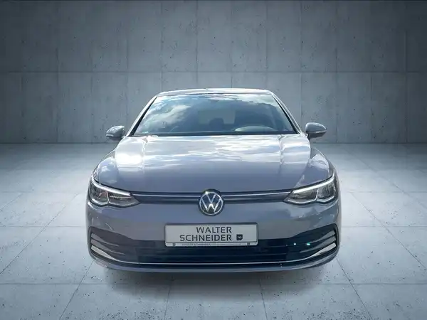 Ein grauer VW Golf, aufgenommen von vorne, mit sichtbarem Händlerlogo 'WALTER SCHNEIDER'.