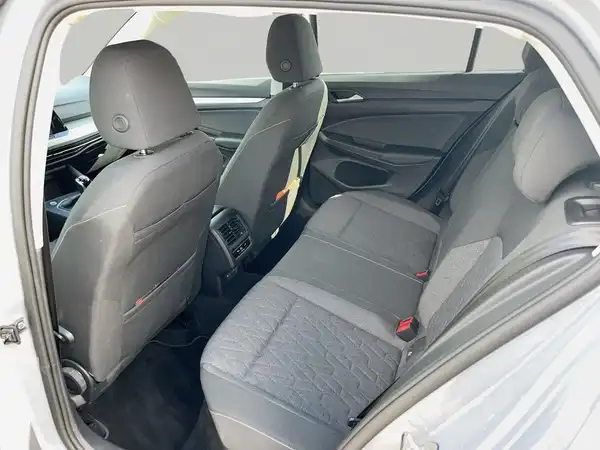 Das Bild zeigt den Innenraum eines grauen VW Golf, aufgenommen von der Rückbank aus.