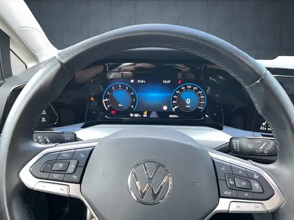 Das Bild zeigt das Innere eines VW Golf mit einem schwarzen Interieur und einer Ansicht des Cockpits.